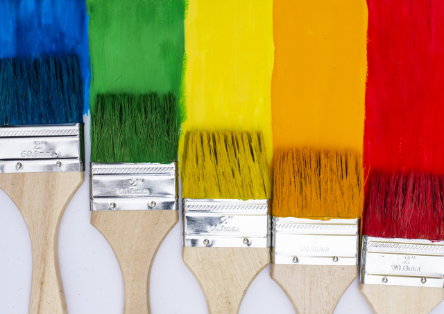 異なる塗料を塗っている5本の刷毛