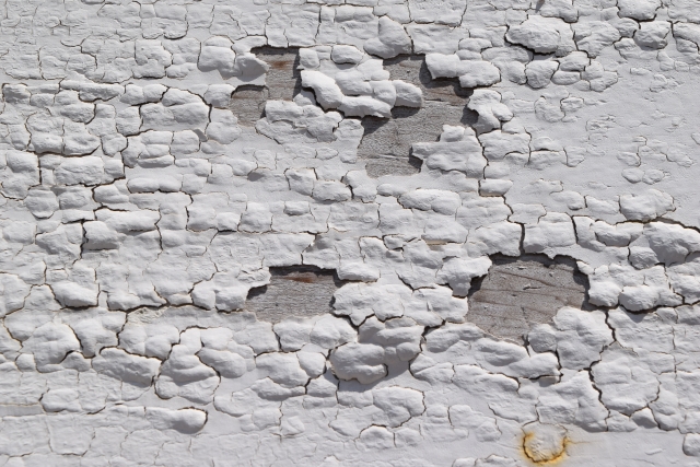 ところどころ剥がれた外壁