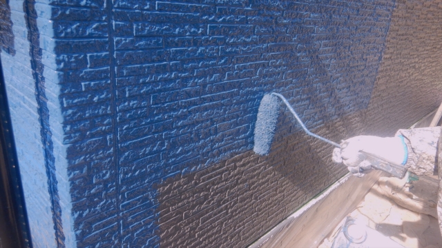 青い塗料で塗られている外壁