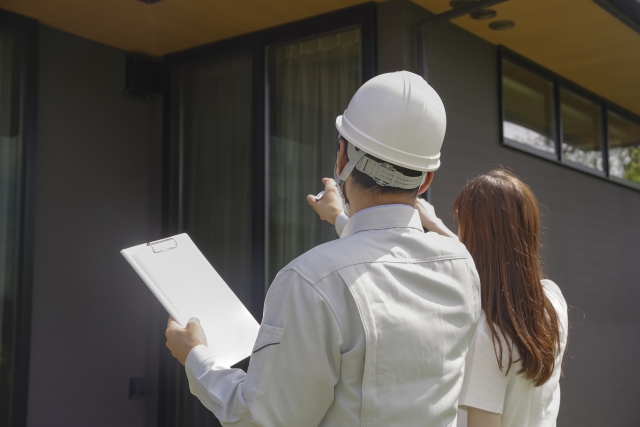 外壁をチェックしている作業員