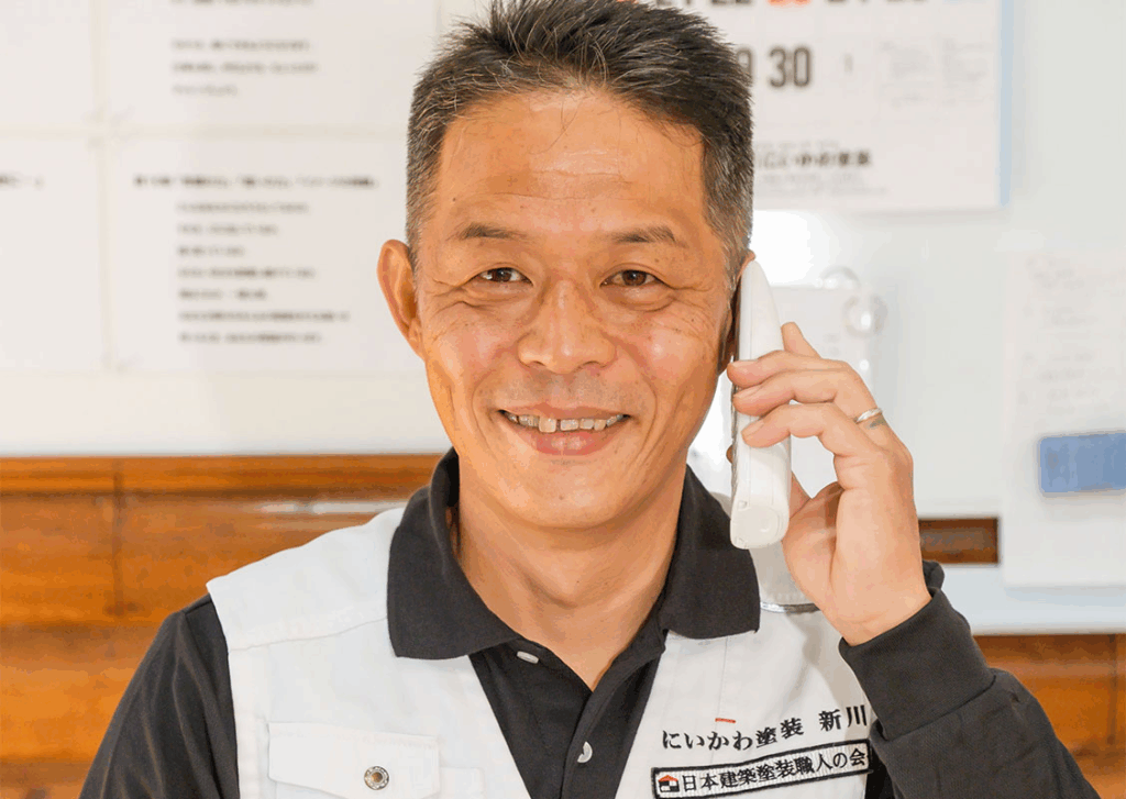電話する社員
