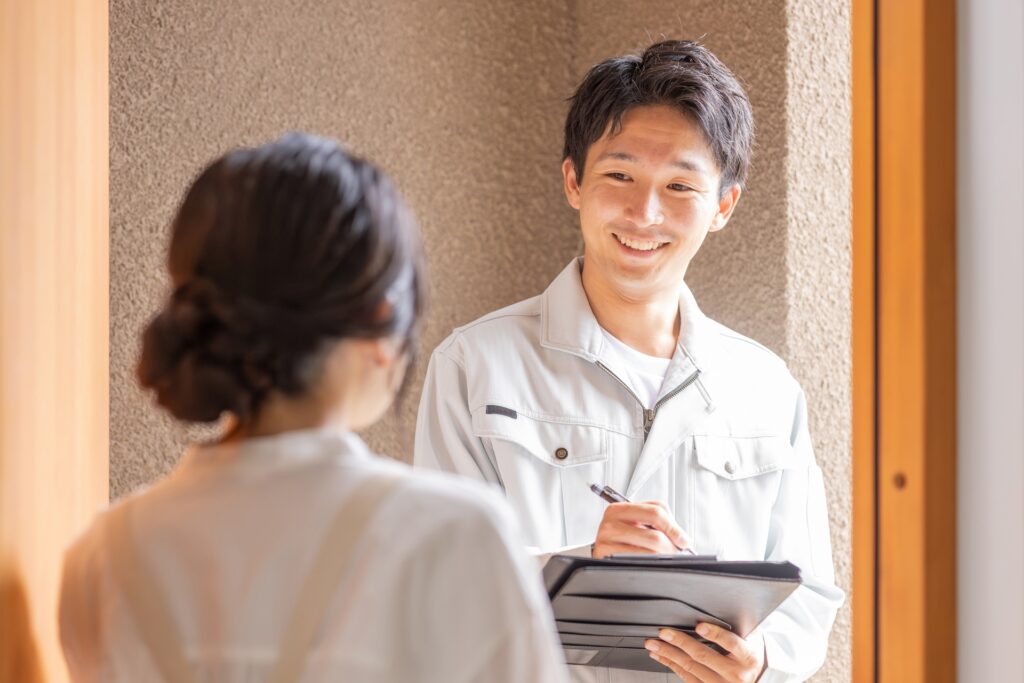 丁寧に説明をするリフォーム業者