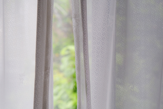 白い断熱カーテン
