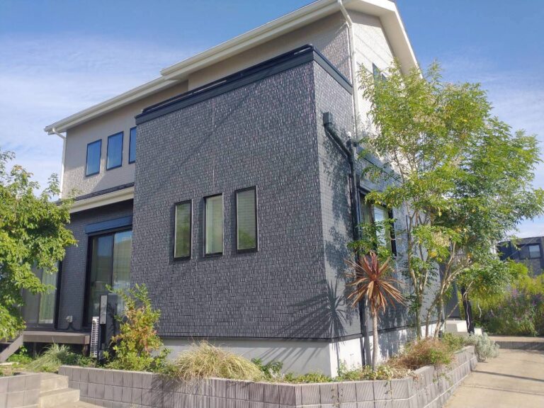 グレーの外壁の戸建て住宅