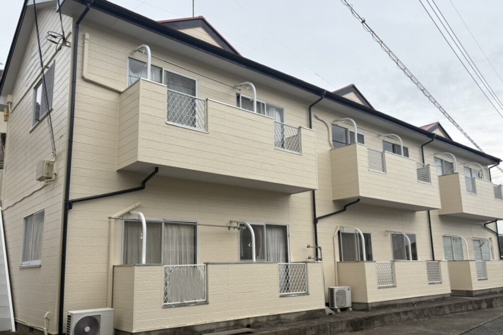 ベージュ色の外壁のアパート