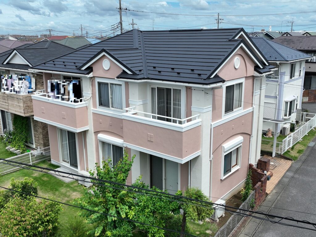 サーモンピンクの外壁の戸建て住宅