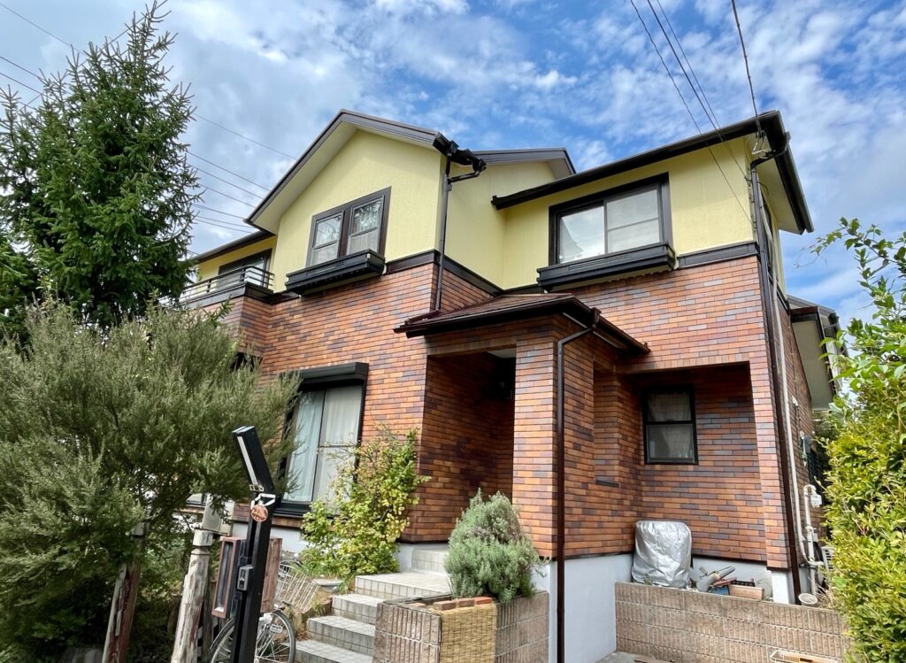 黄色の外壁の戸建て住宅