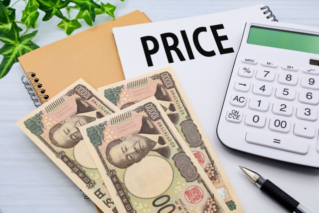 お札とペン、計算機 PRICEの文字列