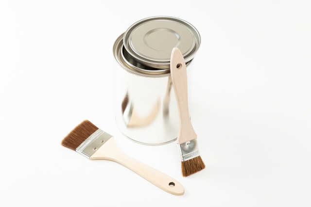 塗料の缶と刷毛