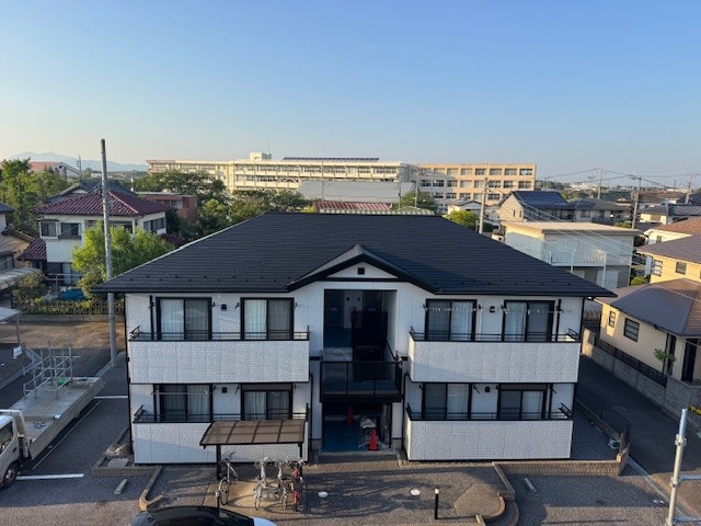 白い外壁のアパート