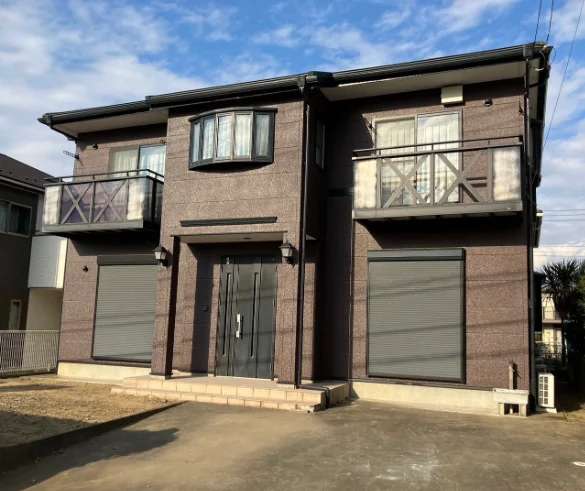 茶色の外壁の戸建て住宅