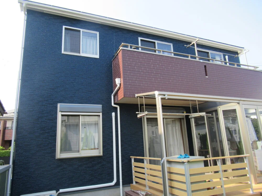 青い外壁の戸建て住宅