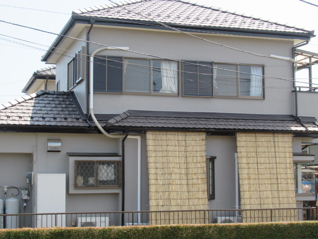 白い外壁の戸建て住宅