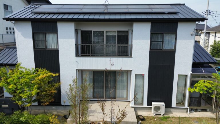 白い外壁の外壁の戸建て住宅