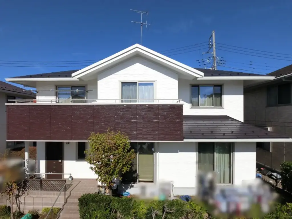 ホワイトと濃いブラウンの外壁の戸建て住宅