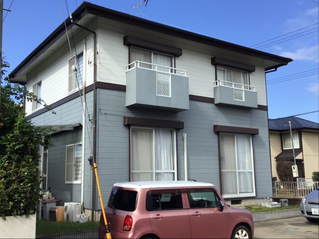 ライトシルバーの外壁の戸建て住宅