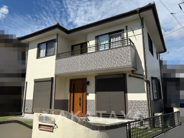 レモン色の外壁の戸建て住宅