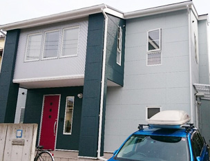 白とネイビーの外壁の戸建て住宅