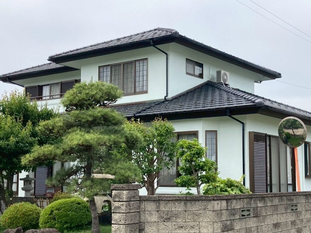 ライトグリーンの外壁の戸建て住宅