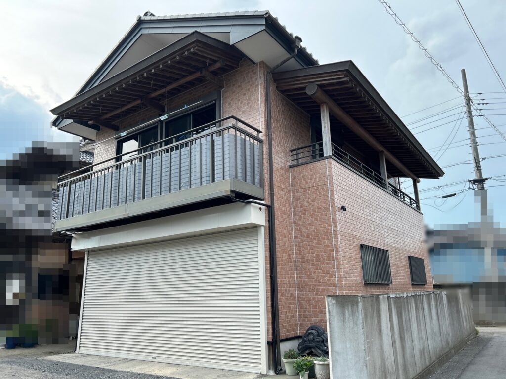 ブラウンの外壁の戸建て住宅