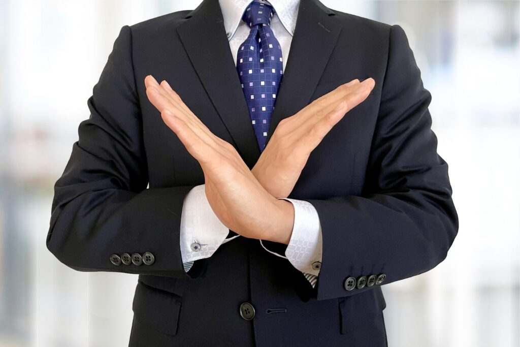 断っている男性